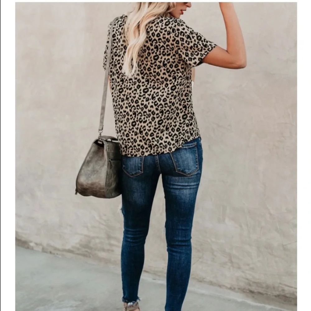 Blooming Jelly V-Neck Leopard Tee - Picture 2 of 7